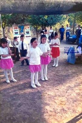 Fiesta de niños/as en escuela rural